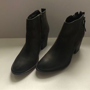 Blondo waterproof zip up booties 8.5